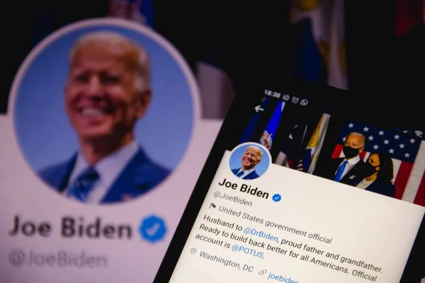 2021年6月14日 ブラジル この写真のイラストでは 米国大統領ジョー バイデンのTwitterがスマートフォンとPcの画面に表示されています — ストック写真