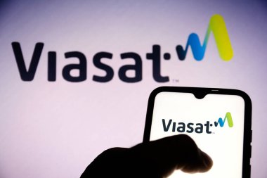 16 Haziran 2021, Brezilya. Bu resimde bir akıllı telefon ekranında ve arka planda Viasat logosu görülüyor
