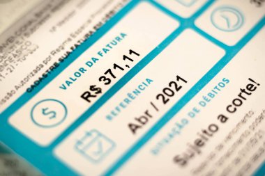 21 Haziran 2021, Brezilya. Bu resimde ödenecek miktarı gösteren bir elektrik faturası var. Elektrik faturası düzenleme kavramı