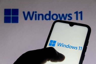 4 Temmuz 2021, Brezilya. Bu resimde Windows 11 logosu bir akıllı telefonda görülüyor. Windows NT işletim sisteminin büyük bir sürümü.