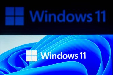4 Temmuz 2021, Brezilya. Bu resimde Windows 11 logosu bir akıllı telefonda görülüyor. Windows NT işletim sisteminin büyük bir sürümü.