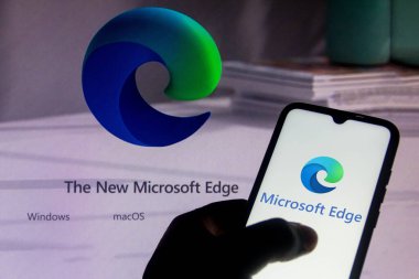 4 Temmuz 2021, Brezilya. Bu resimde Microsoft Edge logosu bir akıllı telefonda gösteriliyor. Microsoft tarafından geliştirilen bir web tarayıcısı