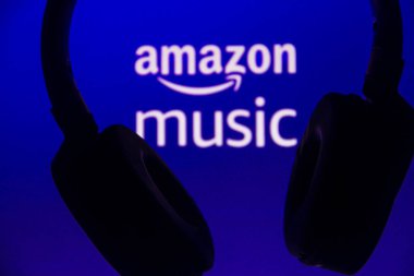 6 Temmuz 2021, Brezilya. Bu resimde Amazon Müzik logosu kulaklıkla birlikte sergilenmektedir. Amazon tarafından işletilen bir müzik ve çevrimiçi müzik mağazası.