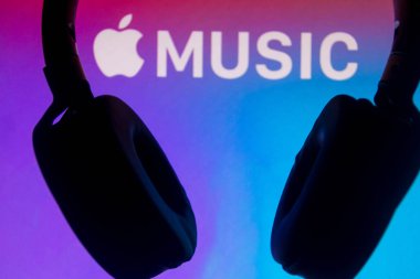 6 Temmuz 2021, Brezilya. Bu resimde Apple Müzik logosu kulaklıkla birlikte sergilenmektedir. Apple tarafından geliştirilen bir müzik ve video yayınlama servisidir.