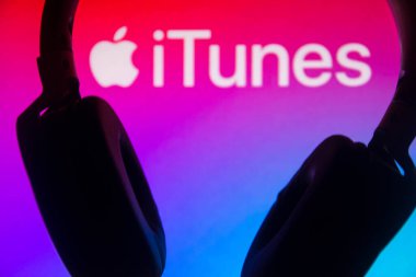 6 Temmuz 2021, Brezilya. Bu resimde iTunes logosu kulaklıkla birlikte gösteriliyor. Apple tarafından dijital müzik çalmak ve organize etmek için geliştirilen bir ses oynatıcısıdır.