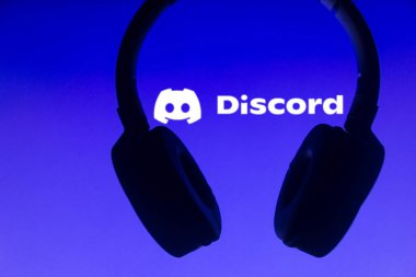 6 Temmuz 2021, Brezilya. Bu resimde Discord logosu kulaklıkla birlikte görüntülenir