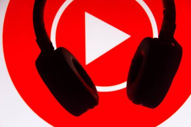 6 Temmuz 2021, Brezilya. Bu resimde YouTube Müzik logosu kulaklıkla birlikte sergilenmektedir. YouTube tarafından geliştirilen bir müzik yayın platformu.