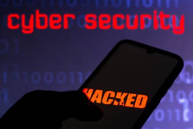 12 Temmuz 2021, Brezilya. Bu resimde hacklenmiş logo arka planda siber güvenlik logosu olan bir akıllı telefon ekranında görüntülendi.