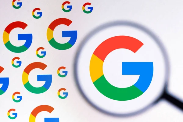 Temmuz 2021 Brezilya Resimde Google Logosu Bir Bilgisayar Ekranında Büyüteçle — Stok fotoğraf