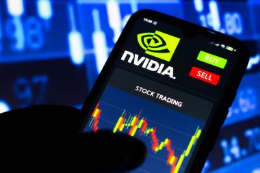 15 Temmuz 2021, Brezilya. Bu resimde Nvidia Şirketi logosu akıllı telefon ekranında hisse senedi ticareti yaparken görülüyor.