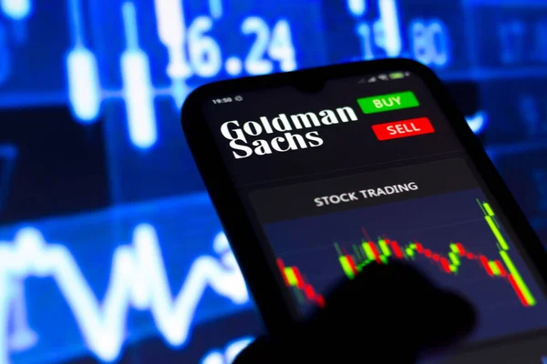 2021年7月15日 在这张照片中 高盛集团 Goldman Sachs Group 的标志在智能手机屏幕上与股票交易有关 — 图库照片