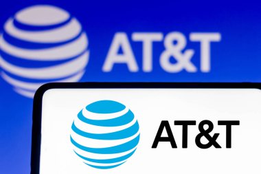 18 Temmuz 2021, Brezilya. Bu resimde AT & T Corporation logosu bir akıllı telefon ve bir bilgisayar ekranında görüntülenir