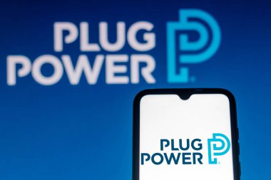18 Temmuz 2021, Brezilya. Bu resimde Plug Power logosu akıllı telefon ve bilgisayar ekranında görüntülenir