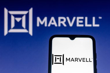 18 Temmuz 2021, Brezilya. Bu resimde Marvell Teknoloji Grubu logosu akıllı telefon ve bilgisayar ekranında görülüyor.