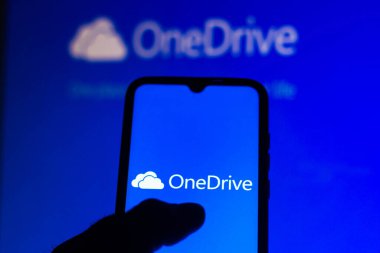 27 Temmuz 2021, Brezilya. Bu resimde Microsoft OneDrive logosu akıllı telefonda görüntülenir