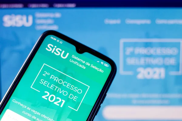 2021年8月2日 在这张照片中 Sisu Sistema Seleo Unificada 标志展示在智能手机上 — 图库照片