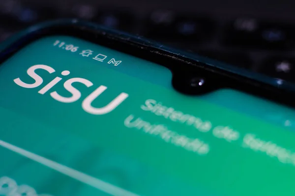 2021年8月2日 在这张照片中 Sisu Sistema Seleo Unificada 标志展示在智能手机上 — 图库照片