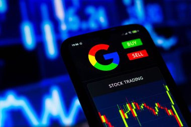 2 Ağustos 2021, Brezilya. Bu resimde Google 'ın akıllı telefon ekranında görülen hisse senedi alım satım grafiği