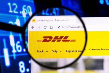 4 Ağustos 2021, Brezilya. Bu resimde DHL web sitesinin ana sayfası bir bilgisayar ekranında büyüteçle görülüyor.