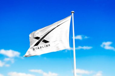 5 Ağustos 2021, Brezilya. Bu resimde Starlink logosu bir bayrakta görünüyor. SpaceX 'in bir uydu takımyıldızı geliştirme projesidir.