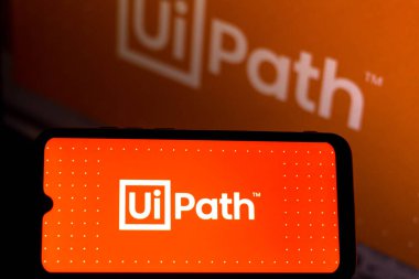 5 Ağustos 2021, Brezilya. Bu resimde UiPath logosu bir akıllı telefonda görüntülenir