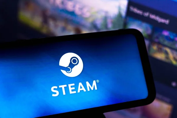 2021年8月5日 在这张照片中 Steam标志显示在智能手机上 — 图库照片