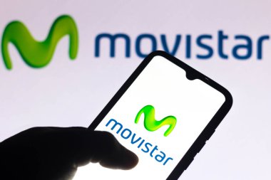 6 Ağustos 2021, Brezilya. Bu resimde Movistar logosu bir akıllı telefonda gösteriliyor.