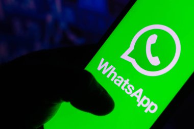 7 Ağustos 2021, Brezilya. Bu resimde WhatsApp logosu akıllı telefondan gösteriliyor.