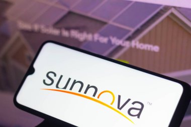 9 Ağustos 2021, Brezilya. Bu fotoğrafta Sunnova Uluslararası Enerji logosu akıllı telefondan gösteriliyor.