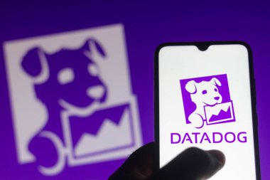 9 Ağustos 2021, Brezilya. Bu fotoğrafta akıllı telefondaki Datadog logosu görülüyor.
