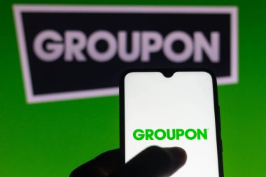 10 Ağustos 2021, Brezilya. Groupon logosu bu resimde akıllı telefondan gösteriliyor.