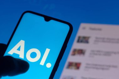 10 Ağustos 2021, Brezilya. Bu resimde AOL logosu bir akıllı telefonda gösteriliyor
