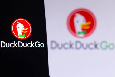 10 Ağustos 2021, Brezilya. Bu resimde DuckDuckGo logosu akıllı telefondan gösteriliyor.