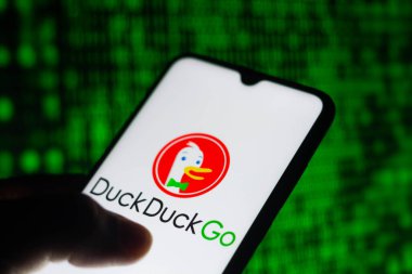10 Ağustos 2021, Brezilya. Bu resimde DuckDuckGo logosu akıllı telefondan gösteriliyor.