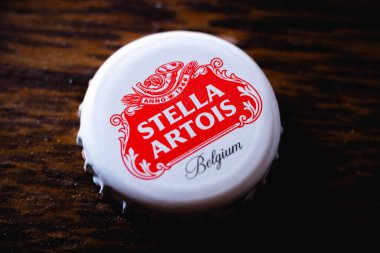 11 Ağustos 2021, Brezilya. Bira logosu Stella Artois şişe kapağında. Kökeni Den Hoorn adında geleneksel bir bira fabrikasına dayanan birinci sınıf bir bira birasıdır.