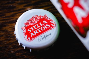 11 Ağustos 2021, Brezilya. Bira logosu Stella Artois şişe kapağında. Kökeni Den Hoorn adında geleneksel bir bira fabrikasına dayanan birinci sınıf bir bira birasıdır.