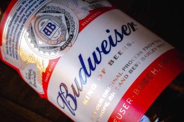 11 Ağustos 2021, Brezilya. Bir şişe bira Budweiser. 1876 'da kurulan AB InBev tarafından üretilen uzun bir Amerikan birasıdır.