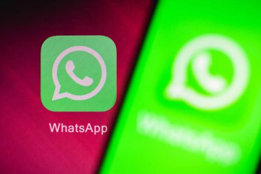 16 Ağustos 2021, Brezilya. Bu fotoğrafta WhatsApp logosu akıllı bir telefondan gösteriliyor.