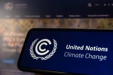 19 Ağustos 2021, Brezilya. Bu resimde Birleşmiş Milletler İklim Değişikliği Çerçeve Kongresi (UNFCCC) logosu bir akıllı telefonda gösteriliyor