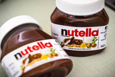 23 Ağustos 2021, Brezilya. Bu fotoğrafta iki kavanoz fındık kremalı ve süpermarkette Nutella adında bir kakao var.