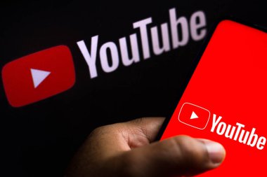 27 Ağustos 2021, Brezilya. Bu resimde YouTube logosu bir akıllı telefonda gösteriliyor.