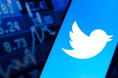 27 Ağustos 2021, Brezilya. Bu resimde Twitter logosu bir akıllı telefonda görüntülendi