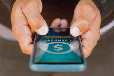 1 Eylül 2021, Brezilya. Bu resimde Cashback logosu akıllı bir telefondan gösteriliyor.