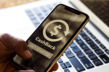 1 Eylül 2021, Brezilya. Bu resimde Cashback logosu akıllı bir telefondan gösteriliyor.