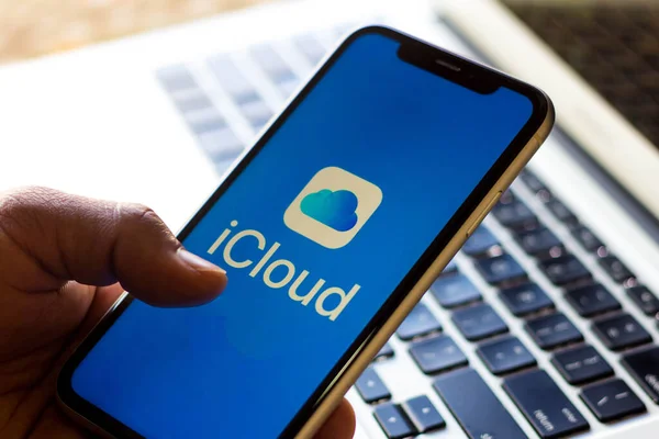 How To Use Temporary Storage on iCloud? | Stock Photo
