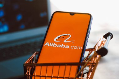 2 Eylül 2021, Brezilya. Bu resimde Alibaba.com logosu bir alışveriş arabasıyla birlikte akıllı telefonda sergileniyor.