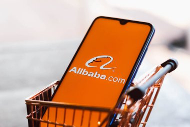 2 Eylül 2021, Brezilya. Bu resimde Alibaba.com logosu bir alışveriş arabasıyla birlikte akıllı telefonda sergileniyor.