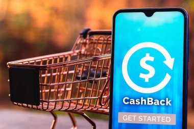 2 Eylül 2021, Brezilya. Bu resimde, Cashback Ödül Programı logosu akıllı telefonda bir alışveriş arabasıyla birlikte sergileniyordu.