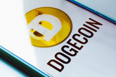 6 Eylül 2021, Brezilya. Bu resimde Dogecoin logosu akıllı bir telefondan gösteriliyor.