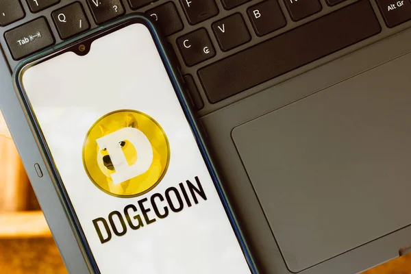 Сентября 2021 Года Бразилия Этой Иллюстрации Логотип Dogecoin Показан Смартфоне — стоковое фото